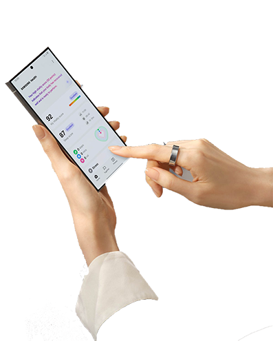Deux mains de femme qui utilise l'application Tech Care sur un téléphone.