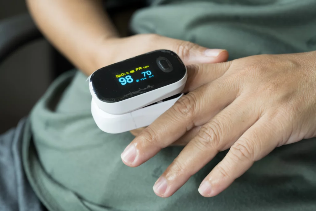 moniteur de fréquence cardiaque sur doigt afin de suivre le rythme.